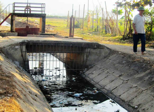 Tình trạng xả rác xuống dòng chảy vẫn thường xuyên xảy ra.
