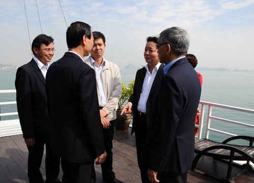 Bộ trưởng Trần Hồng Hà cùng lãnh đạo Bộ trao đổi bên lề hội nghị