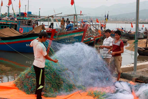 Ngư dân thị xã Hoàng Mai chuẩn bị ngư cụ cho một chuyến ra khơi, bám biển