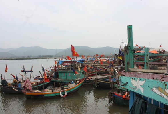 Cảng cá Lạch Quèn tấp nập tàu thuyền