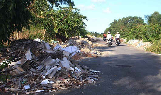 Làng Đại học Huế đầy rác bao quanh