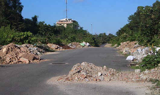 Rác giữa đường gây cản trở giao thông