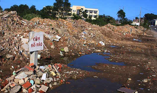 Mặc dù có biển cấm nhưng rác vẫn cứ ngày càng nhiều hơn