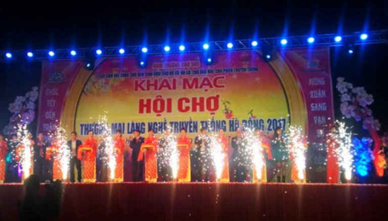 Hội chợ thương mại làng nghề truyền thống Hà Đông chính thức khai mạc tối 16/1