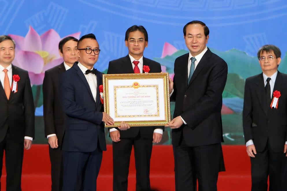 Chủ tịch nước Trần Đại Quang trao Giải thưởng Hồ Chí Minh về KH&CN cho kỹ sư Phan Tử Giang - đồng tác giả công trình Nghiên cứu thiết kế chi tiết và ứng dụng công nghệ để chế tạo, lắp ráp và hạ thủy giàn khoan tự nâng ở độ sâu 90m nước phù hợp với điều kiện Việt Nam.