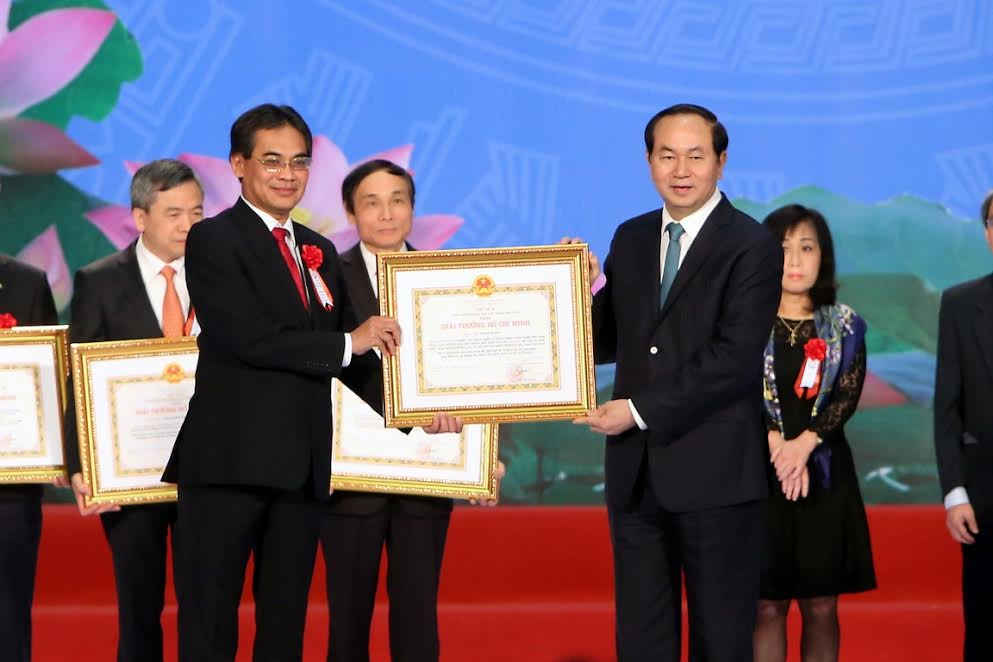 Chủ tịch nước trao Giải thưởng Hồ Chí Minh về KH&CN cho TS Từ Thành Nghĩa - đồng tác giả cụm công trình Nghiên cứu, phát triển và hoàn thiện công nghệ thu gom, xử lý, vận chuyển dầu thô trong điều kiện đặc thù của các mỏ liên doanh Việt - Nga Vietsovpetro và các mỏ kết nối trên thềm lục địa nam Việt Nam.