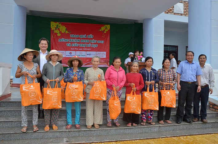 Đại diện cho Hung Thinh Corp, ông Hoàng Cảnh – Chủ tịch Hội Đồng hương tỉnh Bình Định tại TP.HCM (ngoài cùng bên trái) cùng với ông Phan Cao Thắng – UVBTV Tỉnh ủy, Phó Chủ tịch thường trực UBND tỉnh Bình Định (thứ hai từ phải qua) đã vượt chặng đường dài để về trao tặng các phần quà Tết cho bà con