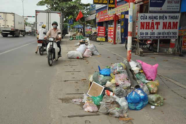 Rác thải được chất đống bên lê đường do không có người thu gom