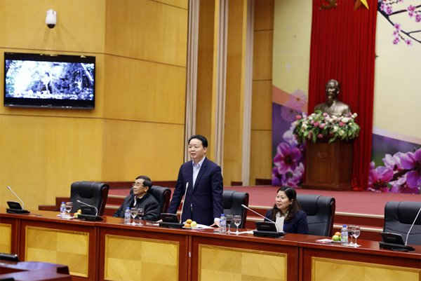 Bộ trưởng Trần Hồng Hà và Thứ trưởng Nguyễn Thị Phương Hoa trong buổi gặp mặt các cán bộ hưu trí nhân dịp năm mới
