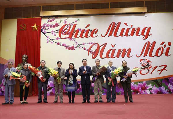 Bộ trưởng Trần Hồng Hà tặng hoa 