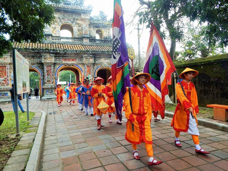 Đội nghi lễ rước nêu từ cửa Hiển Nhơn