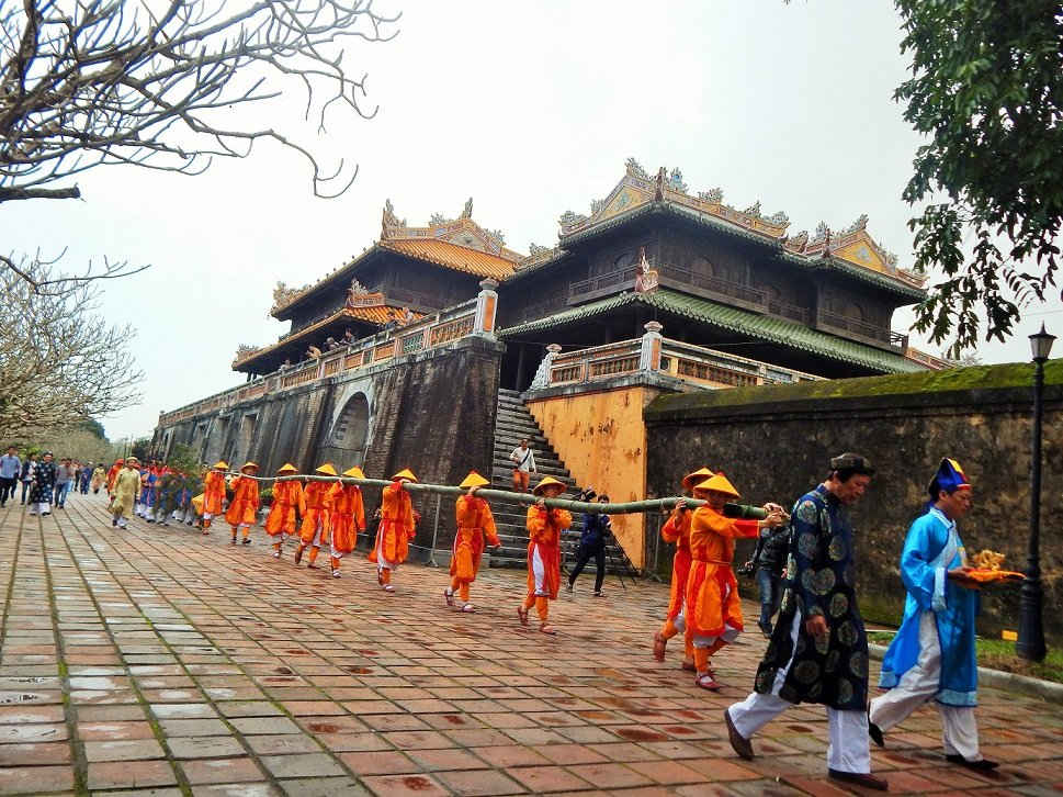 Đi ngang cổng Ngọ Môn