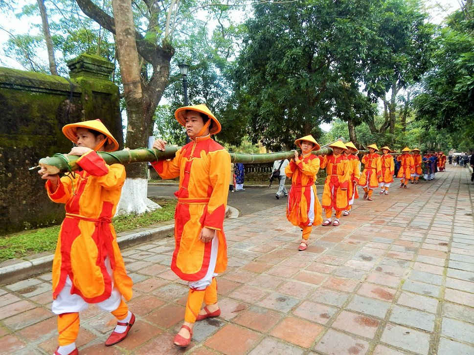 Nêu là một cây tre già dài 15m, do 10 lính vệ vác từ cửa Hiển Nhơn đến Thế Miếu