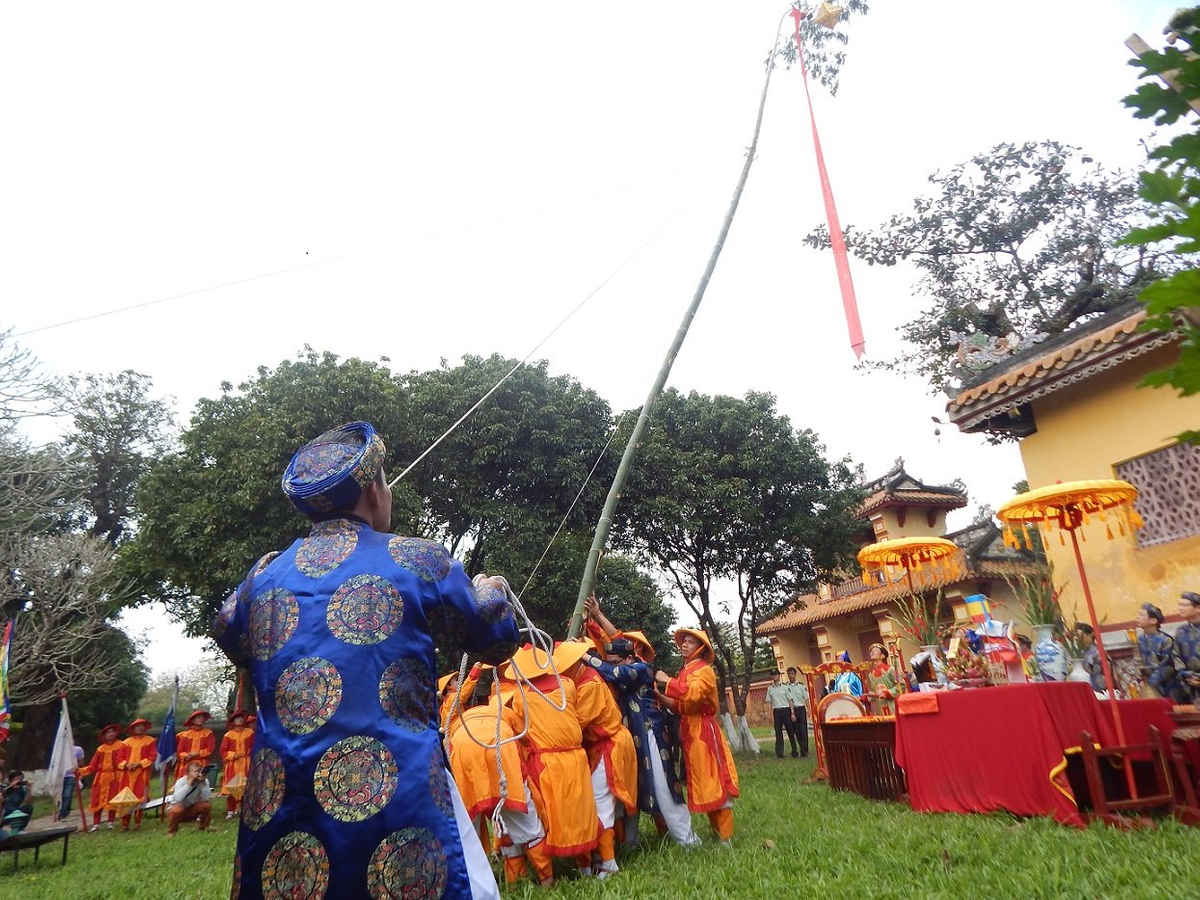 Đưa cây nêu vào vị trí và dựng nêu lên