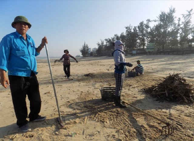 Các công nhân và công việc dọn rác hàng ngày trên bãi biển Nhật Lệ