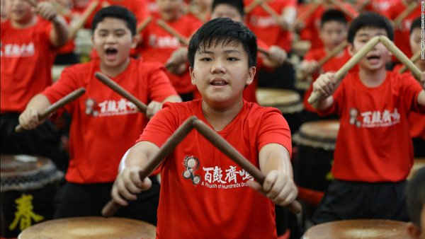 Tay trống trẻ biểu diễn tại Kuala Lumpur.