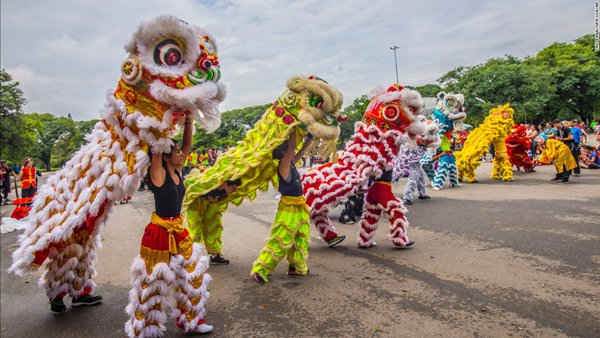 Mọi người mặc trang phục trong một cuộc diễu hành tại Sao Paulo, Brazil.