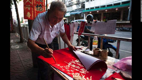 Nhà thư pháp viết lời chúc mừng năm mới tại Bangkok, Thái Lan.