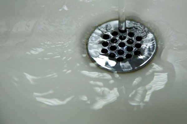 Nước máy đang chảy ở Flint - thành phố đang phải chống chọi với những ảnh hưởng của nguồn nước uống nhiễm độc chì, tại bang Michigan, Mỹ vào ngày 2016. REUTE4/5/2016. Ảnh: REUTERS / Carlos Barria