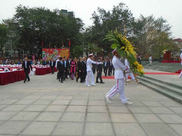 Lãnh đạo Đảng, nhà nước dâng hương lên tượng đức vua Quang Trung