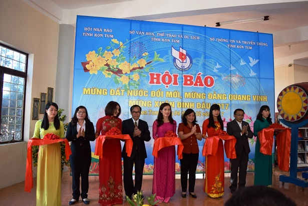 Lãnh đạo tỉnh Kon Tum cắt băng khai mạc Hội báo xuân