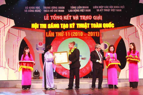 Tác giả Võ Tấn Dũng nhận Bằng chứng nhận giải Nhất - Hội thi Sáng tạo Kỹ thuật Toàn quốc