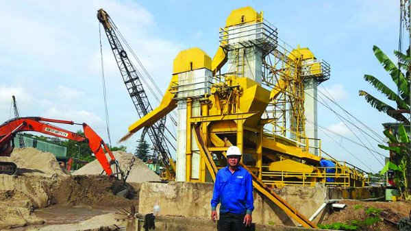 Tác giả Võ Tấn Dũng tại nhà máy chế biến cát