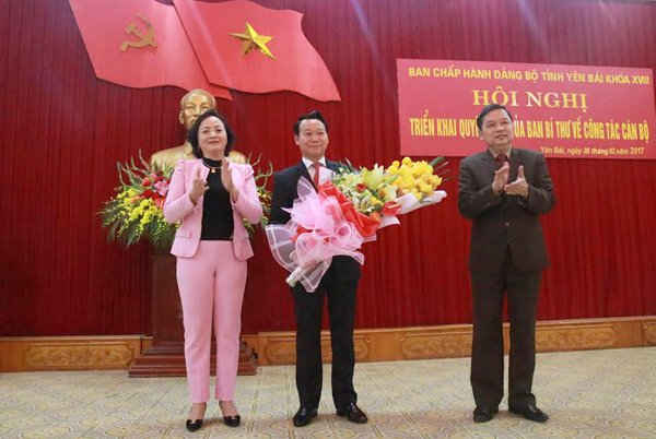 Bà Phạm Thị Thanh Trà - Ủy viên BCH Trung ương Đảng - Bí thư Tỉnh ủy Yên Bái và ông Dương Văn Thống - Phó Bí thư thường trực Tỉnh ủy Yên Bái tặng hoa chúc mừng ông Đỗ Đức Duy