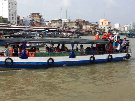 Hàng chục tàu thuyền tham gia lễ hội.
