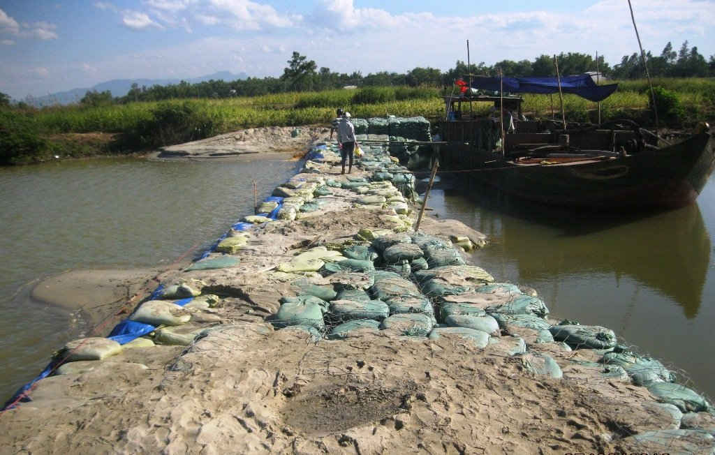 Chính quyền và người dân trong vùng ảnh hưởng mong có một con đập vĩnh cửu để cứu lấy ngành nông nghiệp