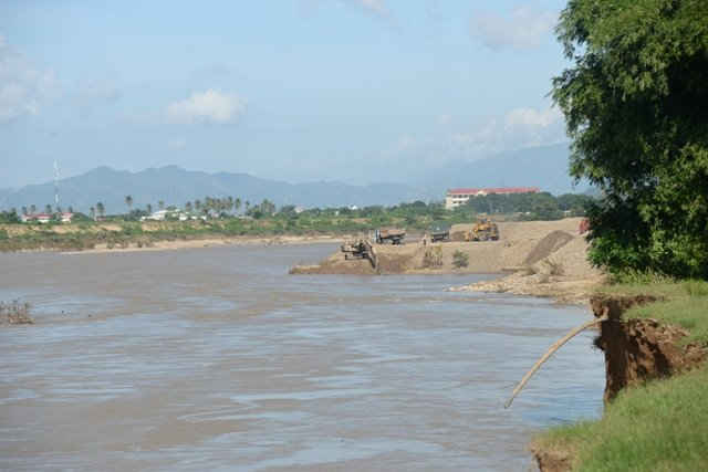 Người dân cho rằng hoạt động khai thác cát là một trong những nguyên nhân gây sạt lở bờ sông