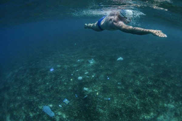 Lewis Pugh thuộc UNEP, đang bơi trong Bảy Biển (Seven Seas) nhằm kêu gọi các nhà hoạch định chính sách bảo vệ ít nhất 10% biển trên thế giới. Ảnh: UNEP