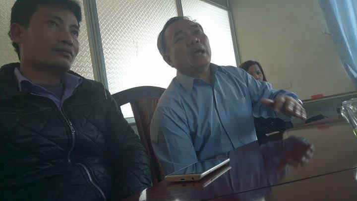 Ông Đỗ Văn Chiến (Trái) Chủ tịch công đoàn công ty Đại Nghĩa và ông Viện (Phải) chủ tịch công đoàn dệt may Hà Nội. Ảnh M. Đ