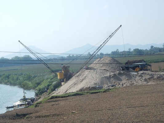 Bến cát không phép là nơi tiêu thụ cát chính của “cát tặc”
