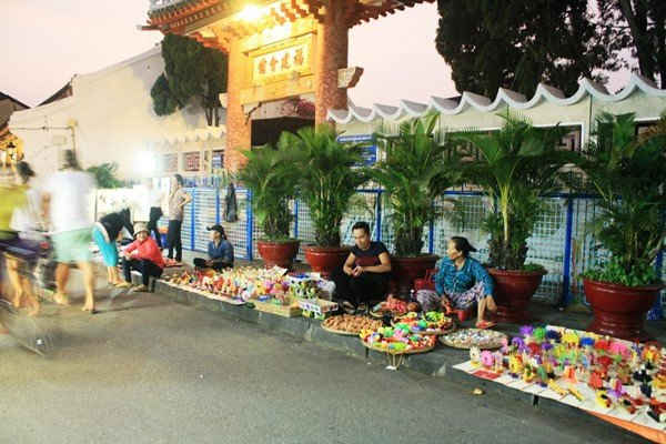 Những sản phẩm lưu niệm truyền thống bày bán vỉa hè là nét văn hóa đặc sắc của phố cổ Hội An
