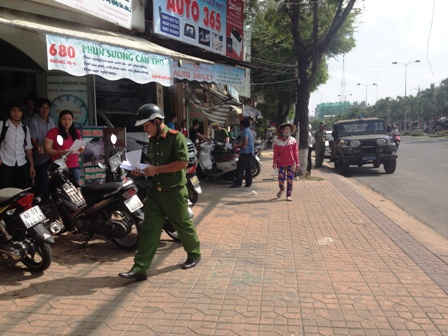 Lực lượng chức năng của phường Hưng Lợi, quận Ninh Kiều tiến hành kiểm tra lập lại trật tự đô thị trên tuyến đường 30/4 vào sáng 9/3/2017.