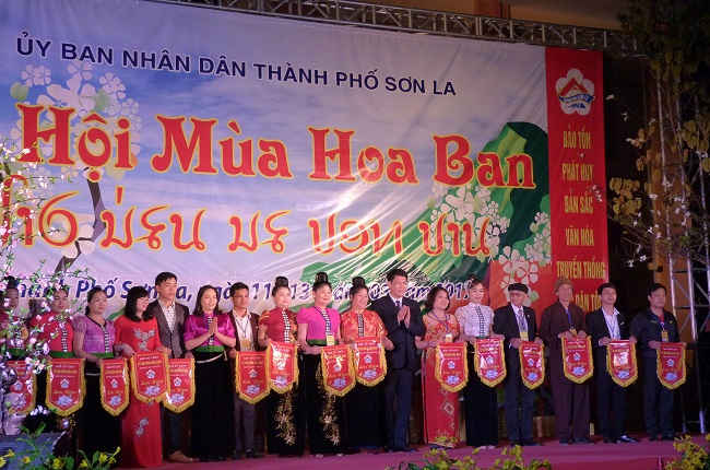 BTC Lễ hội trao cờ lưu niệm cho 12 xã, phường và các đơn vị tham dự Lễ hội.
