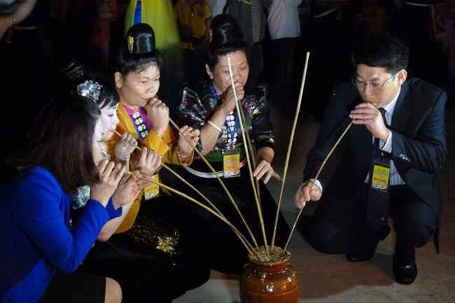 … bên chum rượu cần ngát men say!