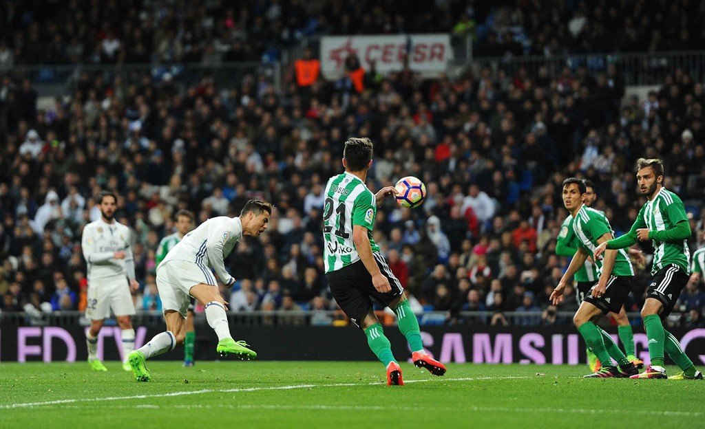 Ronaldo ghi bàn thứ 466 bằng một pha đánh đầu hiểm hóc