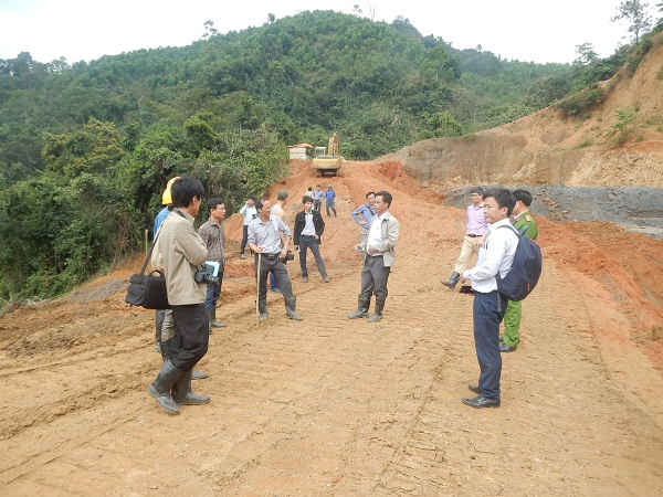 Đoàn kiểm tra hiện trường đập thải trên suối Bắc