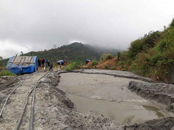 Đập thải nằm ngoài ĐTM