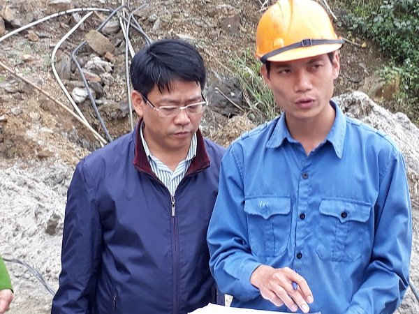 Ông Nguyễn Văn Chiến (áo xanh, đội mũ vàng) – Giám đốc xí nghiệp thiếc Suối Bắc đang giải trình với đoàn công tác tại hiện trường