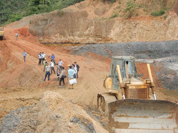 Xí nghiệp thiếc suối Bắc đang gia cố thân đập