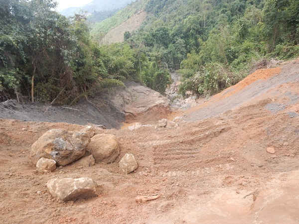 Phía dưới thân đập bị vỡ