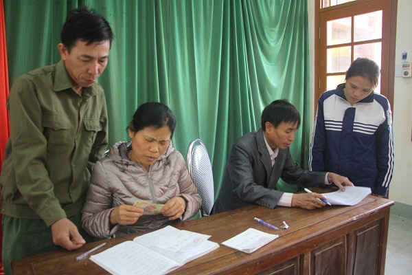 Chi trả tiền đền bù cho người dân