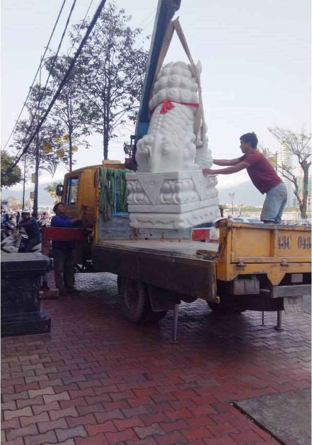 Một chủ khách sạn tự giác thuê xe cẩu tượng đá sư tử lấn chiếm vỉa hè đường Bạch Đằng