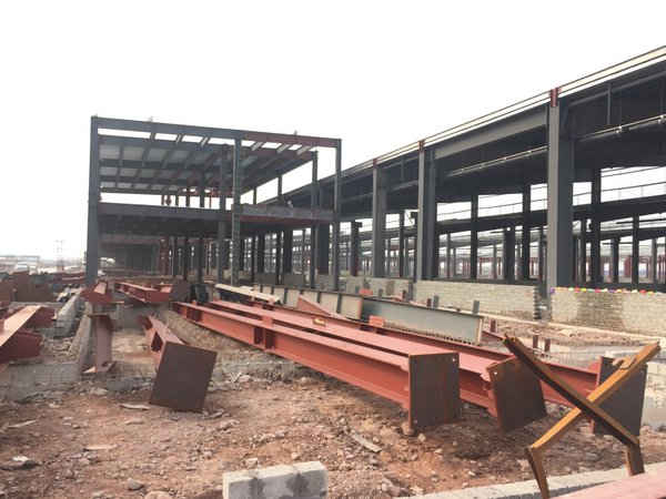 Tại hiện trường, bên cạnh các hạng mục đã thi công thì hàng tấn sắt thép và vật liệu xây dựng đã được tập kết để xây dựng các hạng mục phục vụ cho Dự án