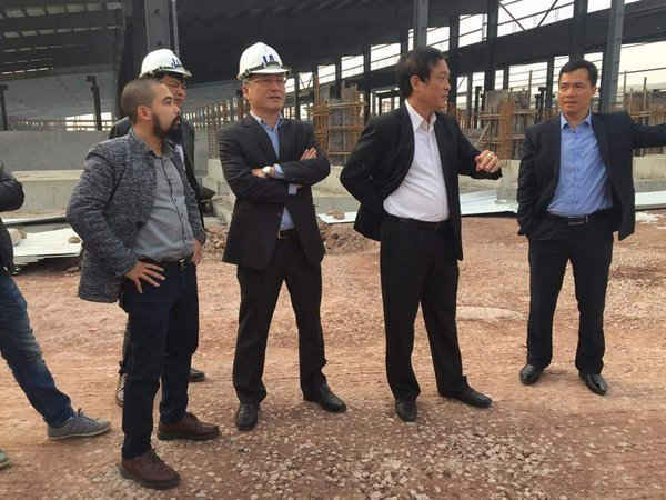 Ông Lê Hồng Sơn - Giám đốc Sở TN&MT tỉnh Bắc Giang (người thứ 2 từ phải qua) và ông Nguyễn Anh Quyền (người thứ 3 từ phải qua) đang giải thích tại khuôn viên Dự án về việc xử lý nước thải như thế nào sau khi Dự án đi vào hoạt động