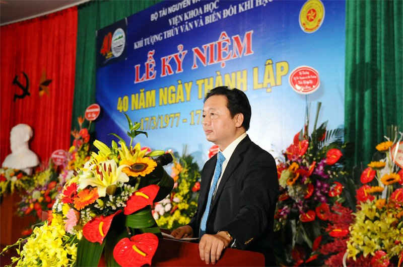 Bộ trưởng Trần Hồng Hà cùng lãnh đạo Bộ trao đổi bên lề hội nghị