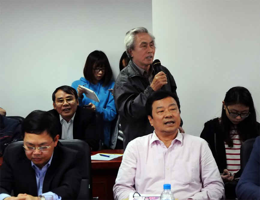 Ông Lê Thành Ý - Chi Hội Nhà báo quản lý kinh tế đưa ra một số ý kiến và câu hỏi cho đại diện các Bộ